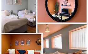 New Colourful & Spacious 2 Bedroom Apartment In Central Birmingham With Free Wifi, Parking And Keyless Access